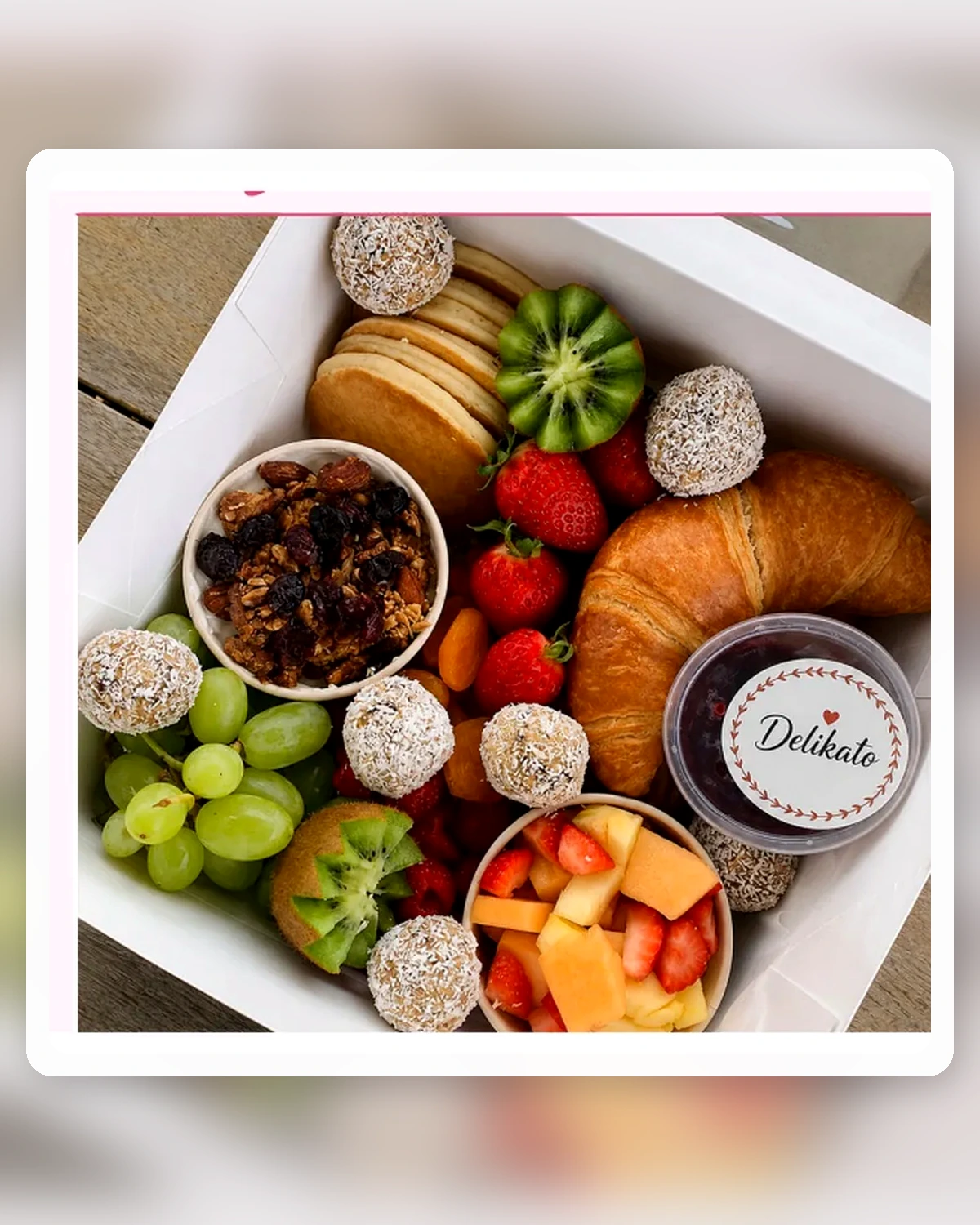 Desayuno Caballero · Croissant + arándanos